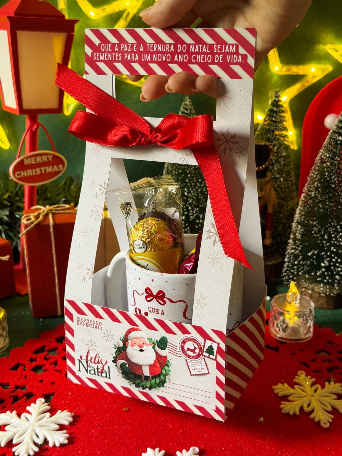 Caixa sacola com caneca e guloseimas 